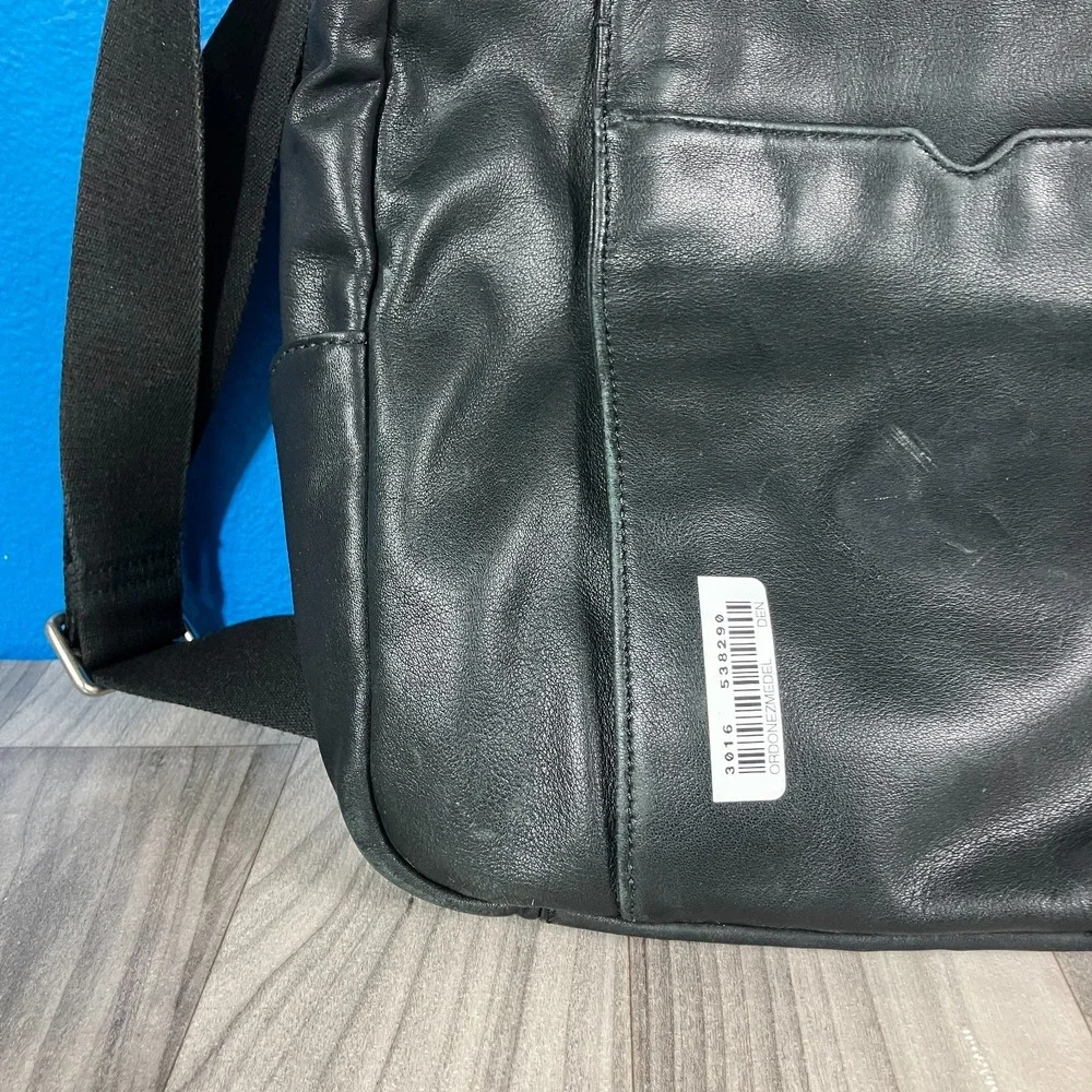 TUMI 60101D Black Leather Unisex Crossbody Messenger Bag‎